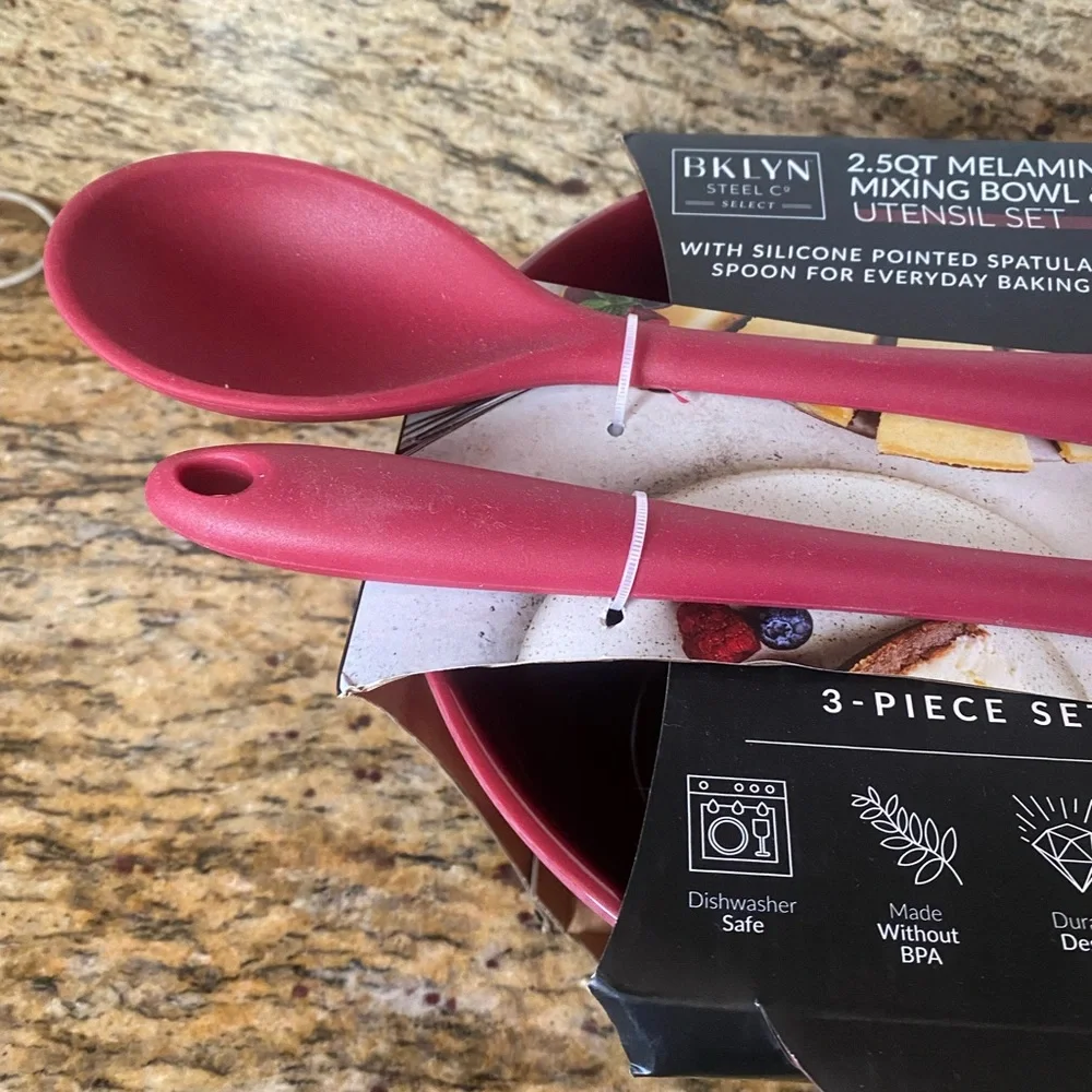 NEW Mixing bowl and utensil set